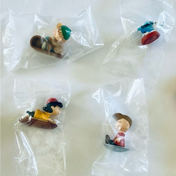 PEANUTS Collectible Shirt Tin SLEDDING SET 4 Miniature Figures Snoopy New - Picture 5 of 5